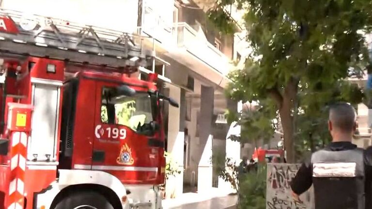 Τελευταία-εξέλιξη!-Φωτιά-σε-ξενοδοχείο-στο-κέντρο-της-Αθήνας-–-Διακοπή-κυκλοφορίας