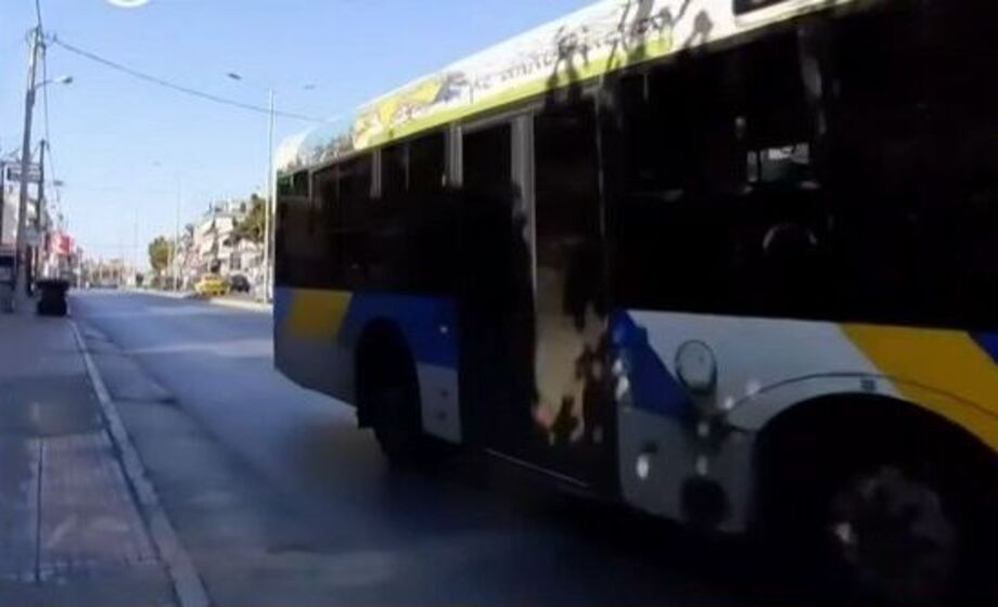 Αθήνα:-Σύγκρουση-λεωφορείου-με-τρόλεϊ-–-Υπάρχουν-τραυματίες-–-Μεγάλες-καθυστερήσεις