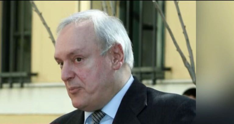 “Μπαμπά,-άνοιξε-την-πόρτα”-φώναζαν-οι-δίδυμες-κόρες-του-–-Η-μισόκλειστη-πόρτα,-το-θριλερικό-σκηνικό-και-η-τραγωδία