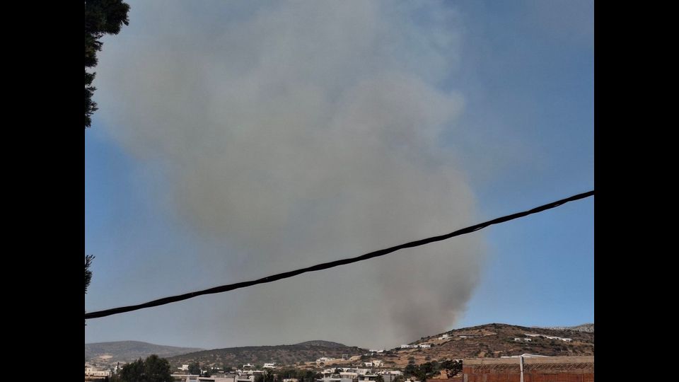 Έκτακτο-–-Καίγεται-η-Πάρος-–-Φτάνουν-ενισχύσεις-από-Πειραιά,-Σύρο-και-Νάξο-–-Εκκενώνονται-περιοχές
