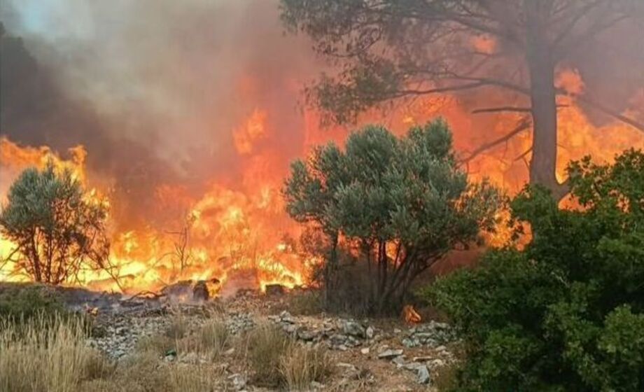 Μεγάλη φωτιά, τώρα, σε ελληνικό νησί Μεγάλη-φωτιά,-τώρα,-σε-ελληνικό-νησί