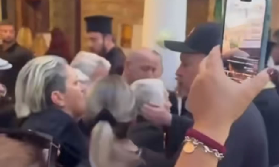 Μαζωνάκης:-Ράκος-η-αδελφή-του,-Βάσω,-στην-εκκλησία-–-Σπάραζε-η-Μαρία-και-ο-πατέρας-του-(Βίντεο)