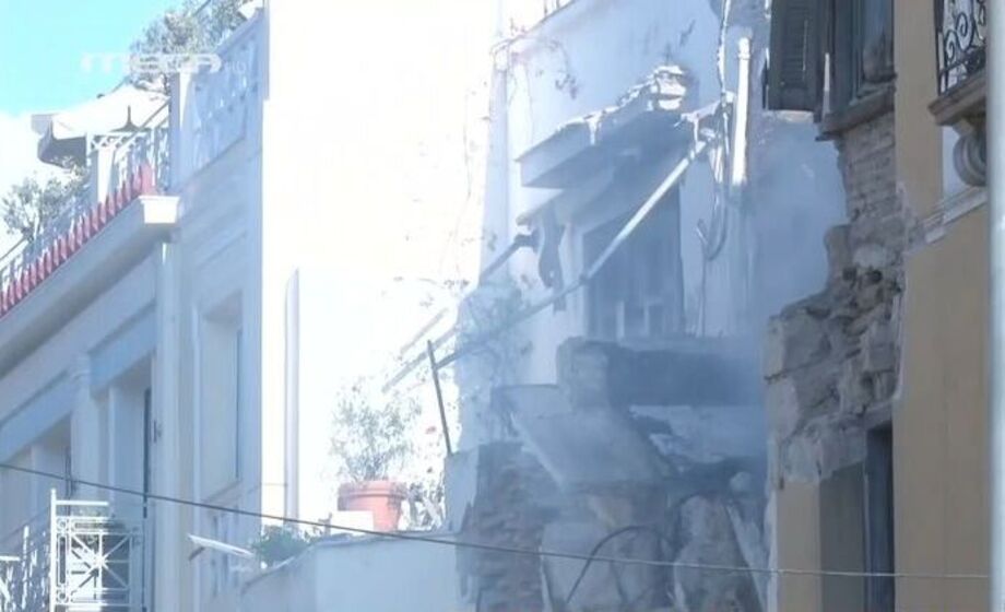 Πλάκα: Σοκαριστικές εικόνες μετά την κατάρρευση του κτιριου – Έμεινε μονο ένα παντζούρι να στέκεται (Φωτό) Πλάκα:-Σοκαριστικές-εικόνες-μετά-την-κατάρρευση-του-κτιριου-–-Έμεινε-μονο-ένα-παντζούρι-να-στέκεται-(Φωτό)