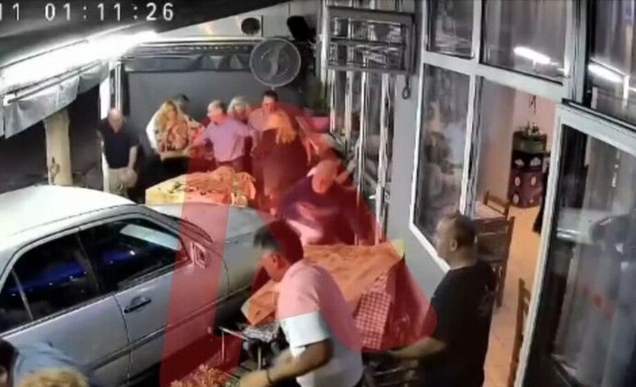 Θεσσαλονίκη: Ήταν “τύφλα” στο μεθύσι, πήρε το αυτοκίνητο και θέρισε ανθρώπους που τρώγανε σε ουζερί (Βίντεο σοκ) Θεσσαλονίκη:-Ήταν-“τύφλα”-στο-μεθύσι,-πήρε-το-αυτοκίνητο-και-θέρισε-ανθρώπους-που-τρώγανε-σε-ουζερί-(Βίντεο-σοκ)