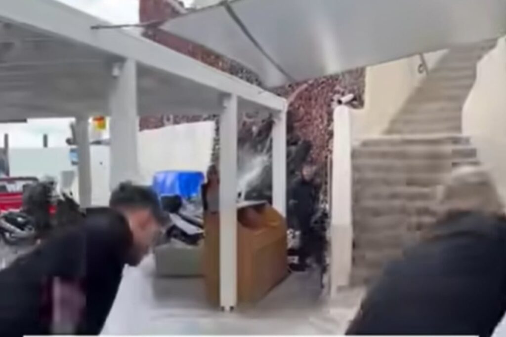 “Ντροπή!” Σάλος με βίντεο υπαλλήλων να σκουπίζουν ποτάμι νερού για να φάνε πελάτες εστιατορίου (Βίντεο) “Ντροπή!”-Σάλος-με-βίντεο-υπαλλήλων-να-σκουπίζουν-ποτάμι-νερού-για-να-φάνε-πελάτες-εστιατορίου-(Βίντεο)