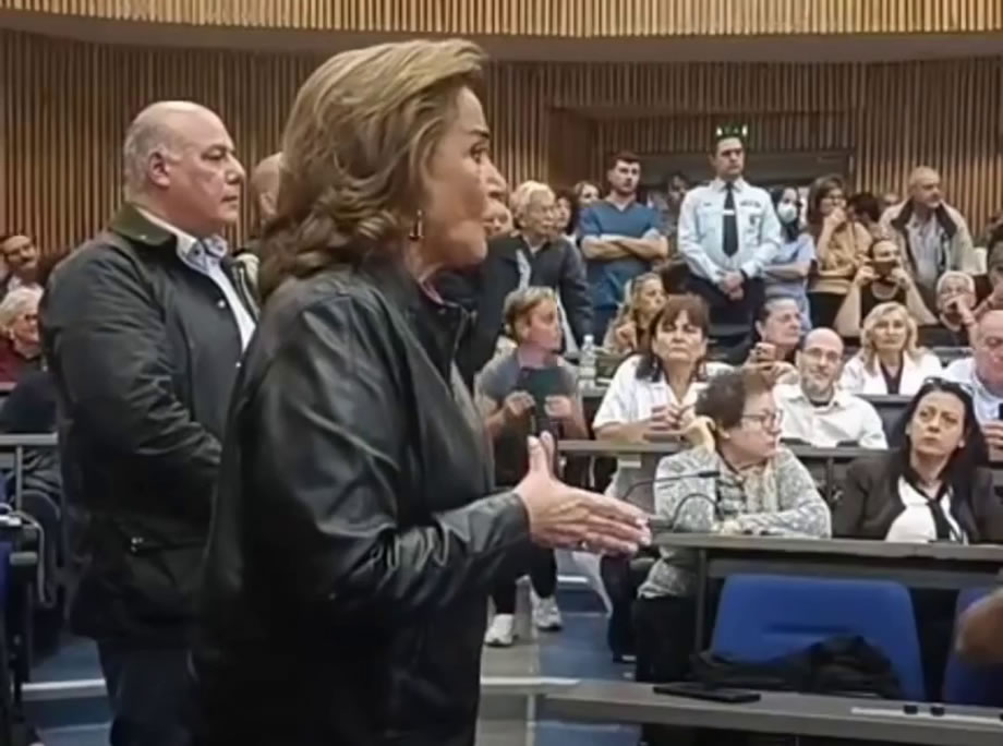 «Κλείσ’-το-ρε-πουλάκι-μου-το-στόμα»-–-Τα-“πήρε”-κρανίο-η-Μπακογιάννη-με-γυναίκα-που-τη-διέκοψε